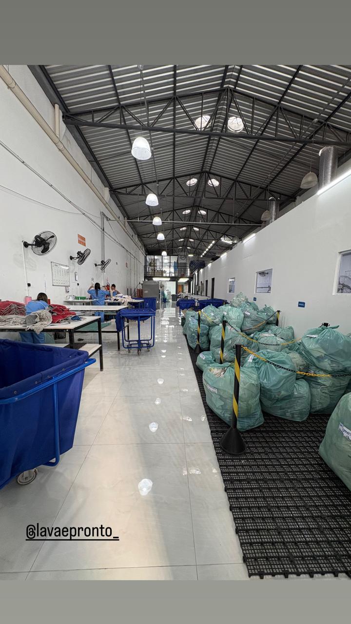 Corredor operacional da lavanderia