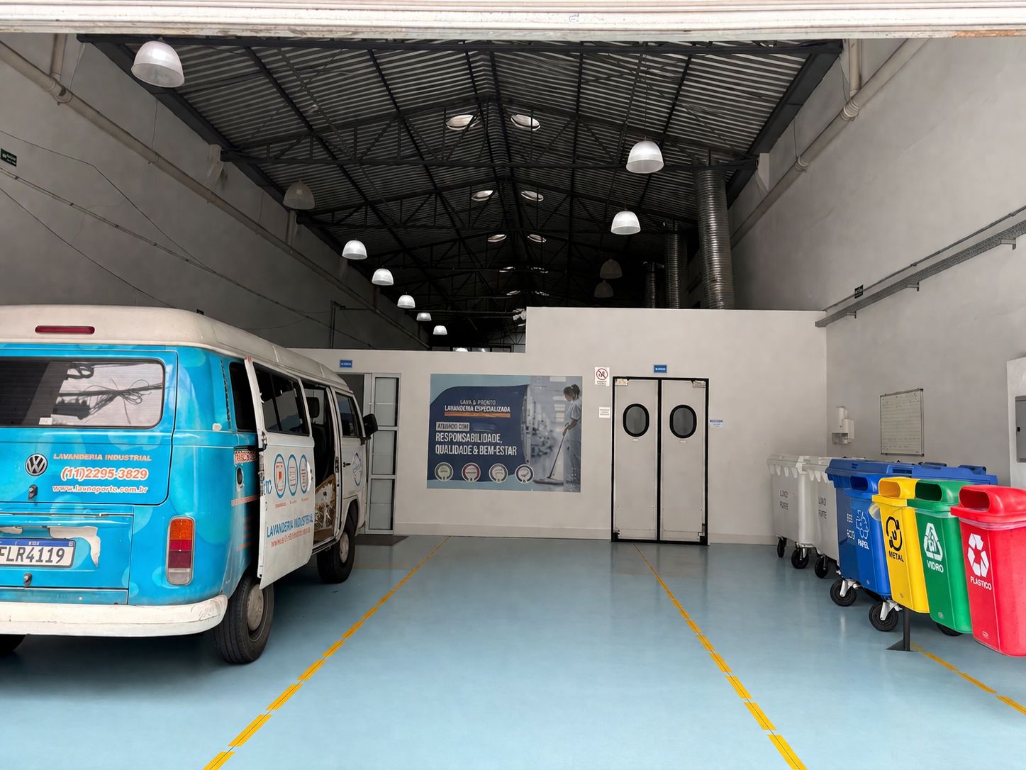 Área de logística e veículo da empresa